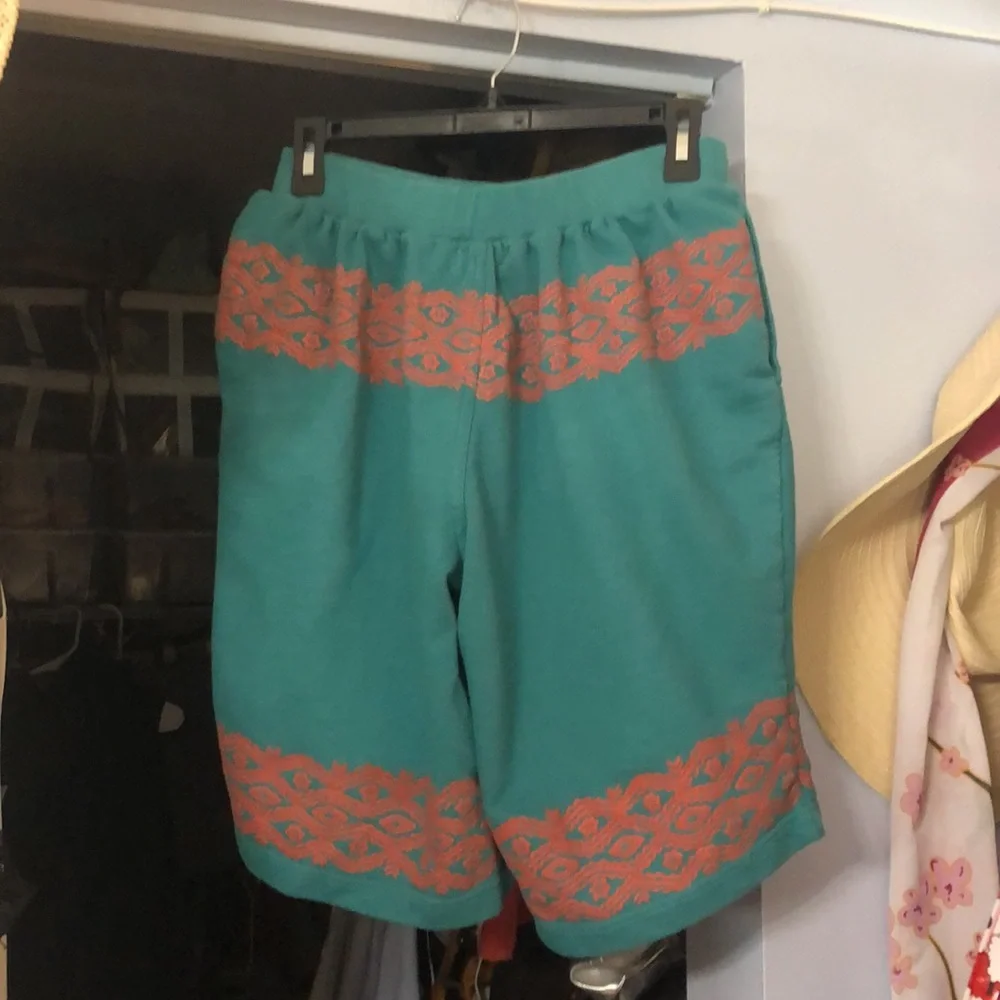 Two piece short, set size large. Free matching top with purchase